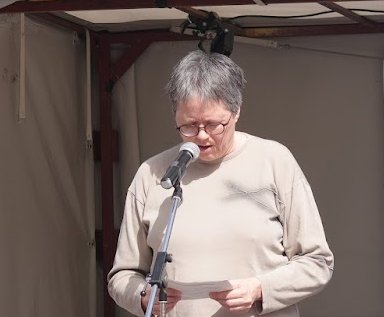 Brigitte Wolf (städt. Grußw.) beim Ostermarsch 2024 auf dem Marienplatz München