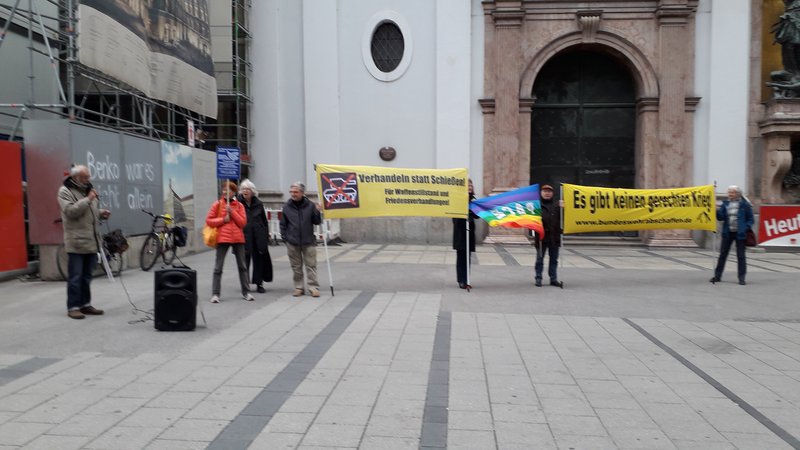 Mahnwache mit Transparenten "Verhandeln statt Schießen" und "Es gibt keinen gerechten Krieg" in der Münchner Fußgängerzone