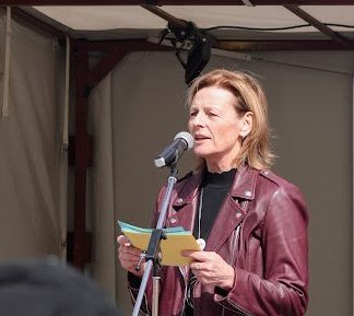 Maria Feckl beim Ostermarsch 2024 auf dem Marienplatz München