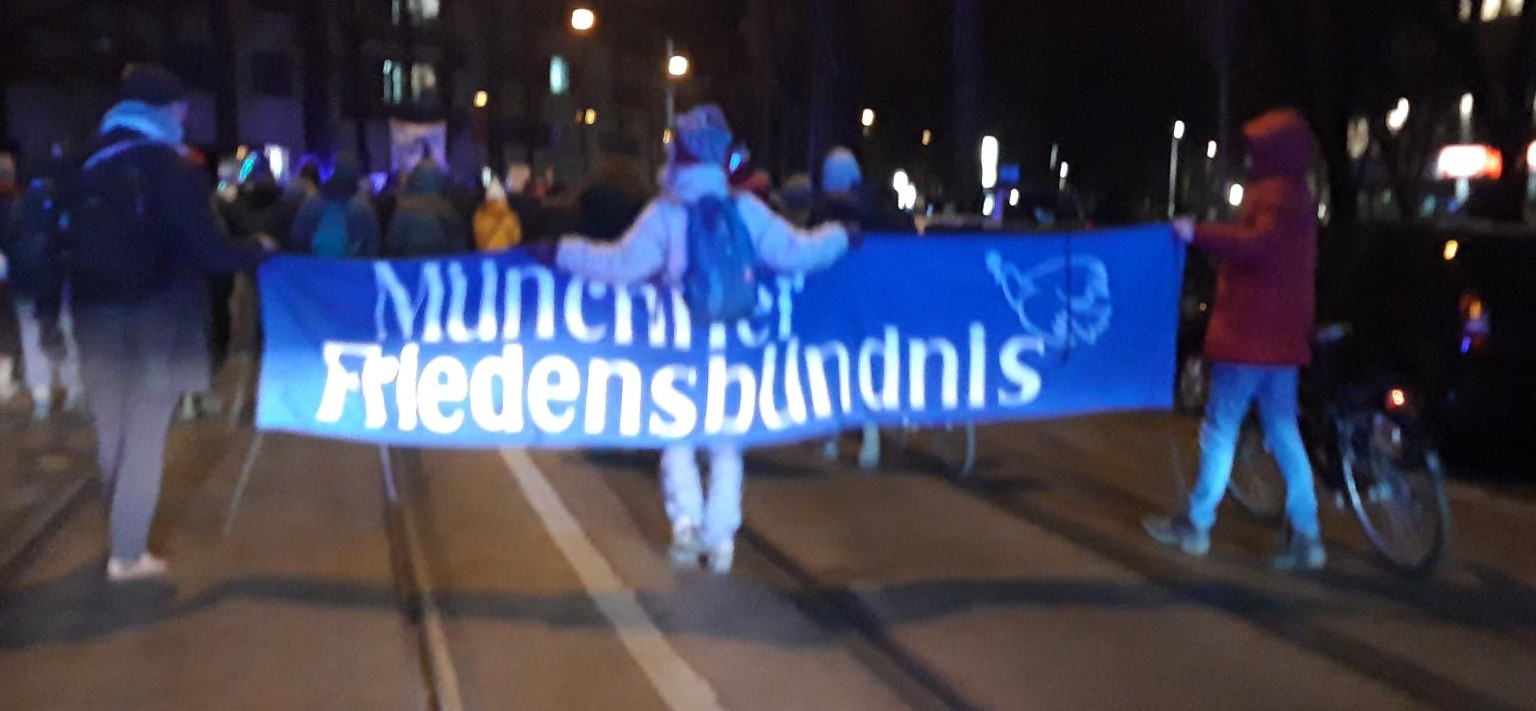 Friedensbündnis Transpi bei der Demo gg Wehrpflicht 4.12.2025 im Scheinwerferlicht