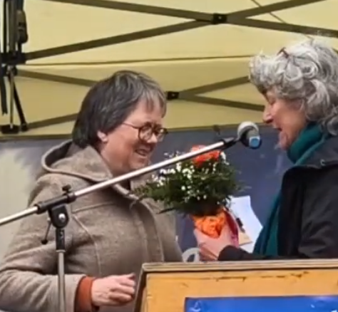 Foto: Videocut Brigitte Wolf beim Ostermarsch 2026 auf dem Marienplatz München