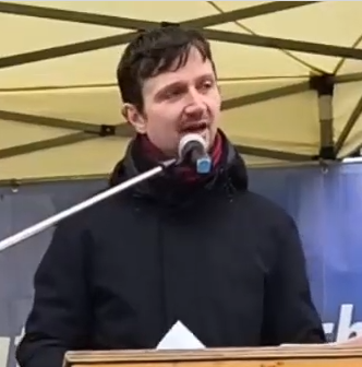 Foto: Videocut Matthias Gast beim Auftakt Ostermarsch 2026 auf dem Marienplatz München